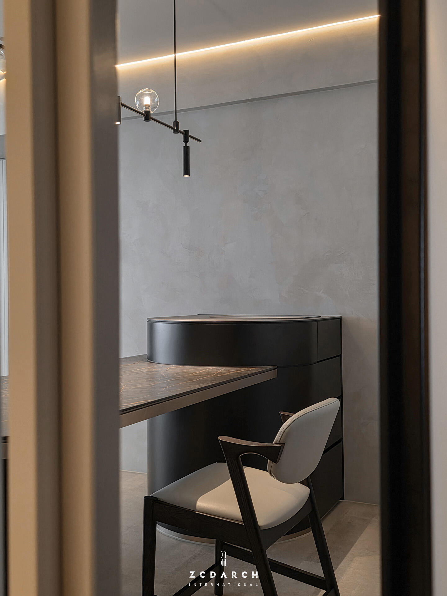 簡約風室內設計中，以半圓中島與隱藏收納，打造柔和有序的西廚/輕食空間－竹村空間高雄室內設計